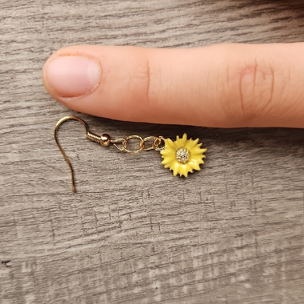 Pigness & Company Golden Sunflower Drop Earrings - Picture 3 of 3